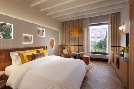 Dormitorio moderno del hotel Urban Hive en Madrid con iluminación elegante y funcional instalada por Tecmelec.
