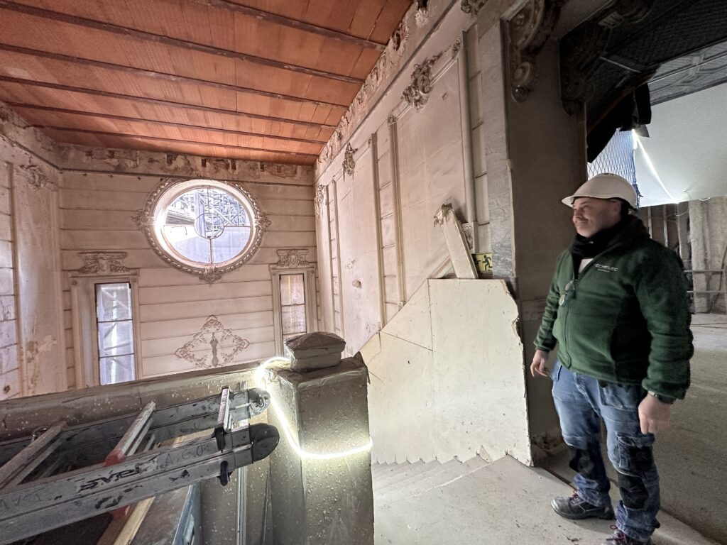 Electricista profesional ejecutando labores de mantenimiento eléctrico y revisión de sistemas de energía en las instalaciones de la Mutua de Madrid. El técnico especializado trabaja con herramientas homologadas y equipos de protección, garantizando la seguridad eléctrica, la eficiencia energética y el correcto funcionamiento de la red. Este tipo de intervención es fundamental para asegurar la continuidad del suministro eléctrico, el cumplimiento de la normativa vigente y la prevención de averías en edificios corporativos e institucionales.