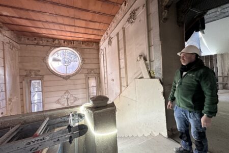 Electricista profesional ejecutando labores de mantenimiento eléctrico y revisión de sistemas de energía en las instalaciones de la Mutua de Madrid. El técnico especializado trabaja con herramientas homologadas y equipos de protección, garantizando la seguridad eléctrica, la eficiencia energética y el correcto funcionamiento de la red. Este tipo de intervención es fundamental para asegurar la continuidad del suministro eléctrico, el cumplimiento de la normativa vigente y la prevención de averías en edificios corporativos e institucionales.