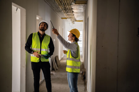 Ingenieros eléctricos revisando instalaciones en una obra para garantizar el mantenimiento preventivo